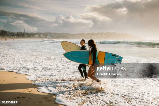 erfahrene surfer fertige morgen surf-session in sydney - surfer by the beach australia stock-fotos und bilder