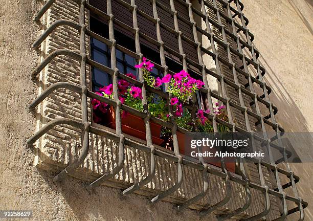 italienische fenster - sicherheitsgitter stock-fotos und bilder