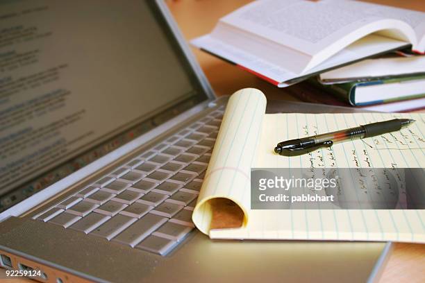 computer portatile con libri, penna e giallo legale pad - difensore foto e immagini stock