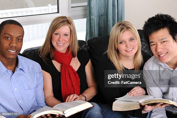 adulto joven biblia estudio - nuevo testamento fotografías e imágenes de stock