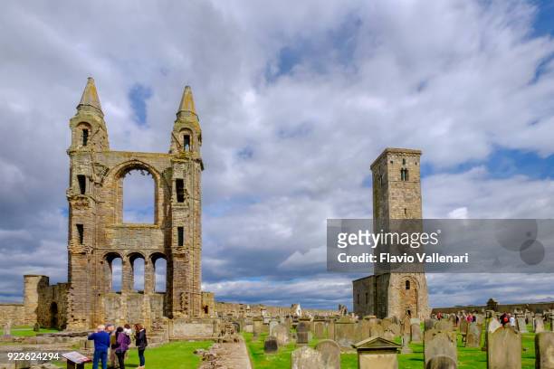 st andrews cathedral y st rule de la torre, st andrews - escocia - glasgow scozia fotografías e imágenes de stock
