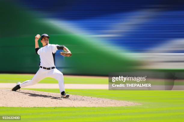 junge liga-baseballspieler - baseball pitcher stock-fotos und bilder