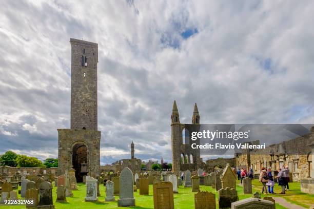 st andrews cathedral en st rule de toren, st andrews - schotland - glasgow scozia stockfoto's en -beelden