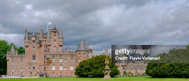 glamis castle, schottland - glamis castle in scotland stock-fotos und bilder