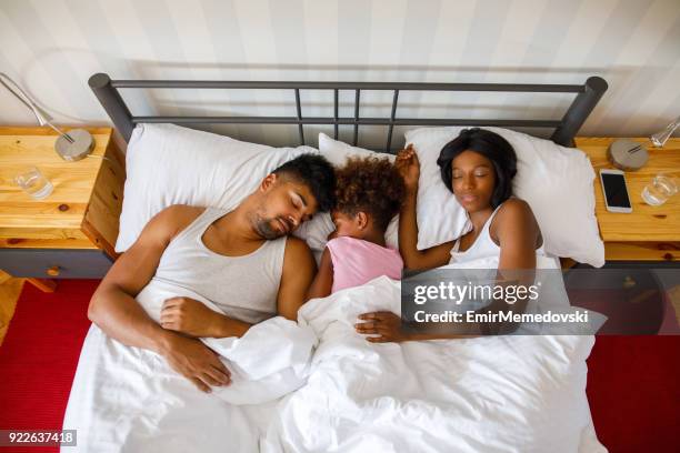 família dormindo profundamente pela manhã - person sleeping soundly - fotografias e filmes do acervo