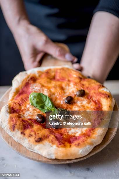 eat pizza - mangiare stockfoto's en -beelden