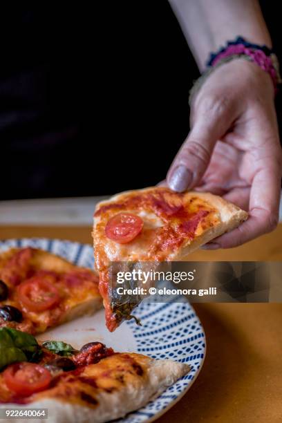 prepare the pizza - mangiare fotografías e imágenes de stock