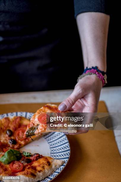 prepare the pizza - mangiare fotografías e imágenes de stock