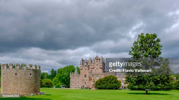 glamis castle, schottland - glamis castle in scotland stock-fotos und bilder