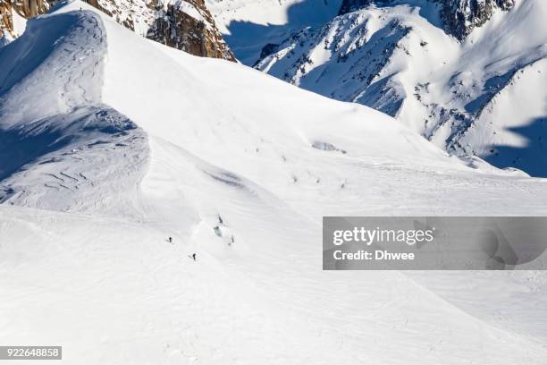 two skiers going down from glacier du geant valley - valle blanche 個照片及圖片檔