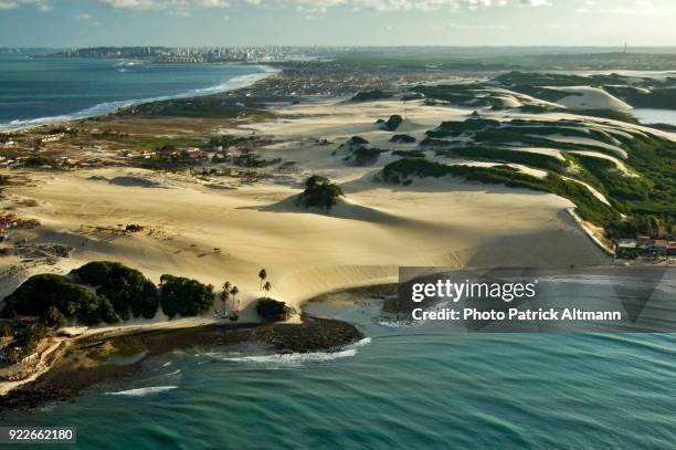 aerial view of the isthmus of genipabu covered with sand dunes formation and tropical flora in the district of extremos, rio grande do norte, brazil - natal brésil photos et images de collection