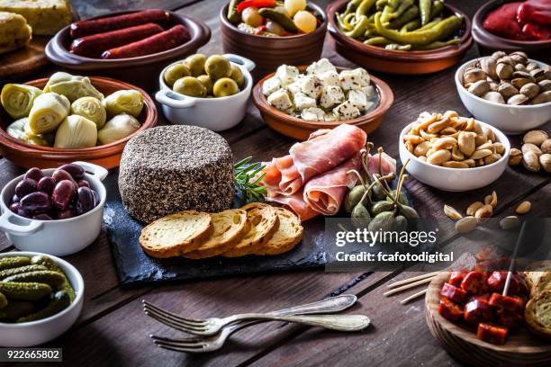 tapas na mesa de madeira rústica - antipasto - fotografias e filmes do acervo