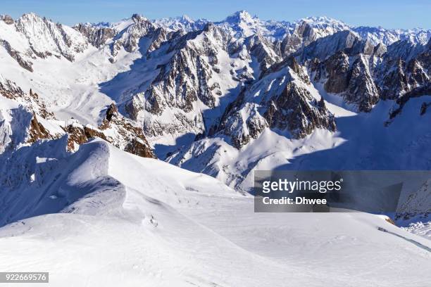 scenic view of mountain peaks glacier du geant and mont blanc du tacul in winter - valle blanche 個照片及圖片檔
