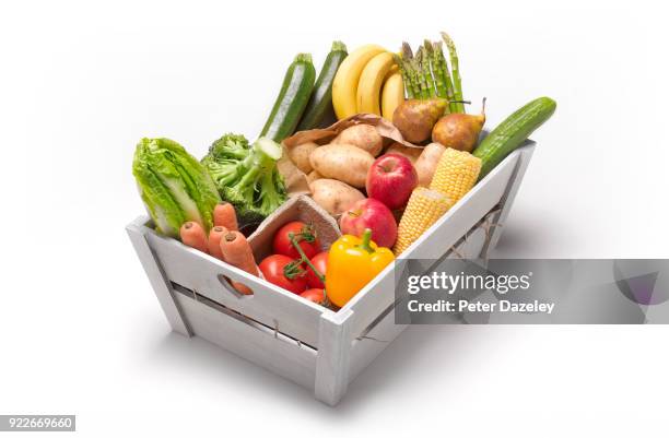 5 a day fresh fruit and veg box - fruit box stock-fotos und bilder