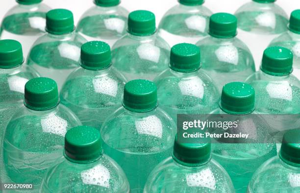 refreshing ice cold sparkling bottled water - carbonation stockfoto's en -beelden