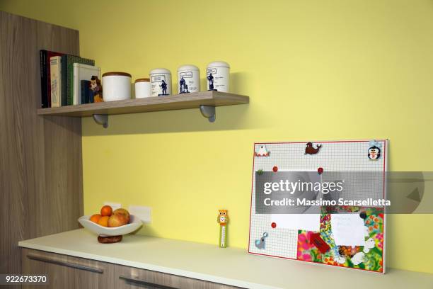 kitchen wall with blackboard, cookery books and jars on shelf - magnetwand stock-fotos und bilder