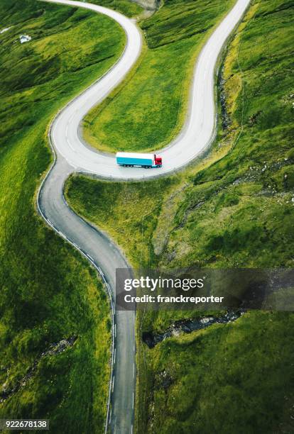 bochtige wegen op de faeröer - faroe islands stockfoto's en -beelden