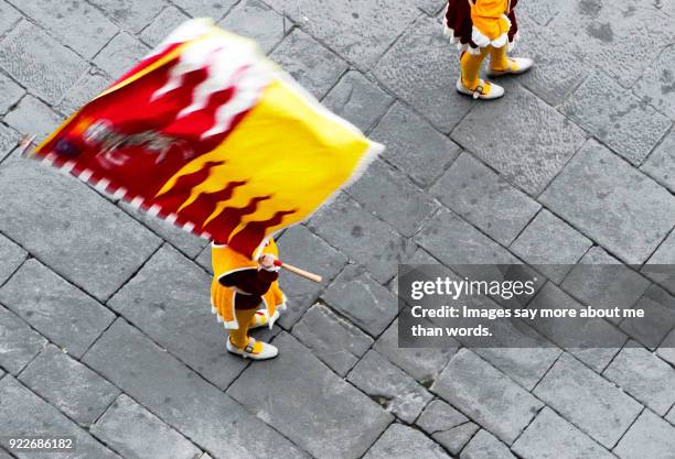 flag bearer of siena - porta bandeira porta estandarte - fotografias e filmes do acervo