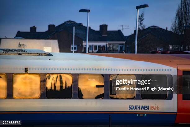 dawn at the junction: views from britain's busiest railroad station - clapham junction fotografías e imágenes de stock