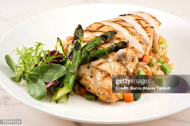 grilled chicken breast with garnish and asparagus - gegrillte hühnerbrust stock-fotos und bilder