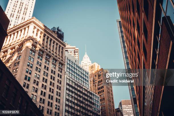 urban skyline in midtown manhattan - mitt på dagen bildbanksfoton och bilder