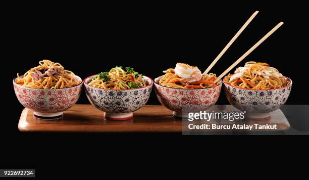 noodle bowls - chinese noodles stockfoto's en -beelden