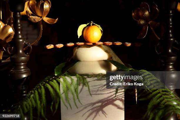 decorated round rice cake for new year - buddhist new year photos et images de collection