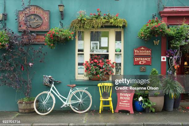 colorful entry to bed and breakfast. - rosanne olson stockfoto's en -beelden