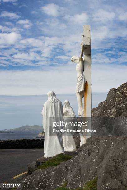 statue on a road in ireland. - rosanne olson stockfoto's en -beelden