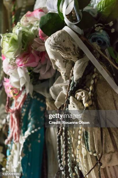 items left at brigid's well, ireland. - rosanne olson stockfoto's en -beelden