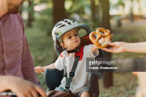 kleiner junge unter eine brezel - fahrradsattel stock-fotos und bilder