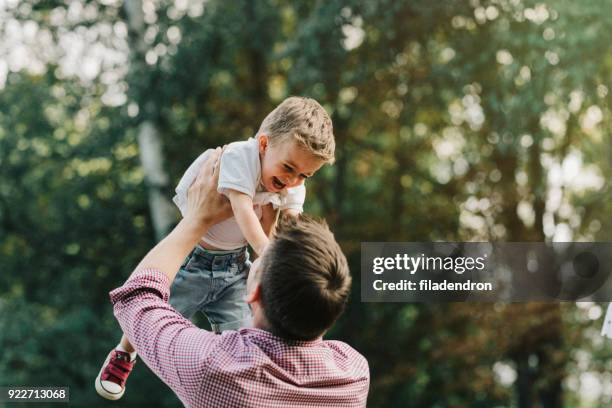 famiglia felice nel parco - retrieving foto e immagini stock