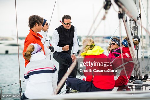 Gruppe von Freundinnen auf Kurs Segeln Gruppe von Freundinnen auf Kurs Segeln