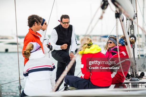 gruppe von freundinnen auf kurs segeln - besatzung stock-fotos und bilder