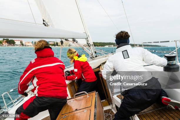 groep mensen zeilen - sailing tacking stockfoto's en -beelden