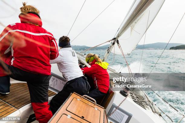 zeilboot leunend op ruwe zee - sailing tacking stockfoto's en -beelden