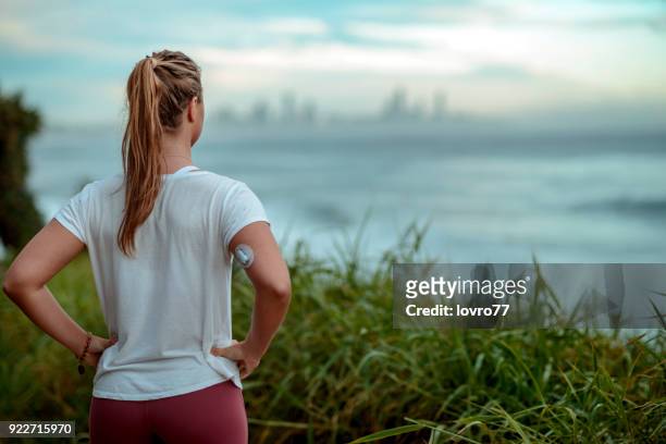 diabetes vrouw klaar voor ochtend lopen langs de kust - diabetes stockfoto's en -beelden