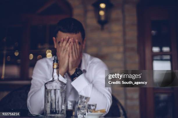 teveel alcohol vanavond - comazuipen stockfoto's en -beelden