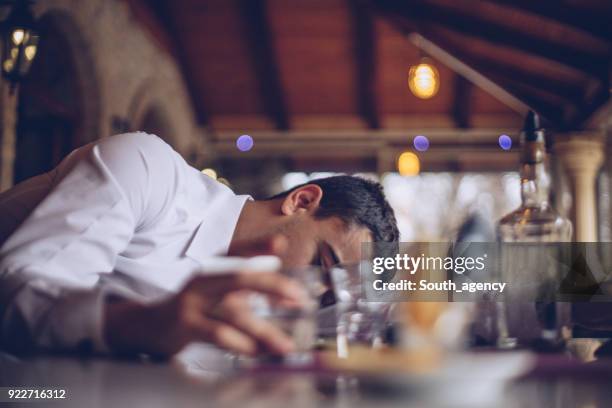 dronken man slapen in pub - comazuipen stockfoto's en -beelden