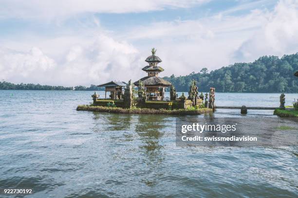 templo de bali, pura ulun danu bratan, indonesia - lake bratan area fotografías e imágenes de stock