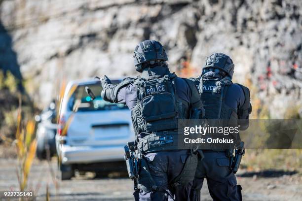 swat police officers schieten met vuurwapen - special forces stockfoto's en -beelden