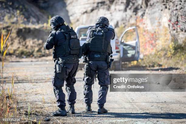 agents de police swat tir avec arme à feu - anti-terrorisme photos et images de collection