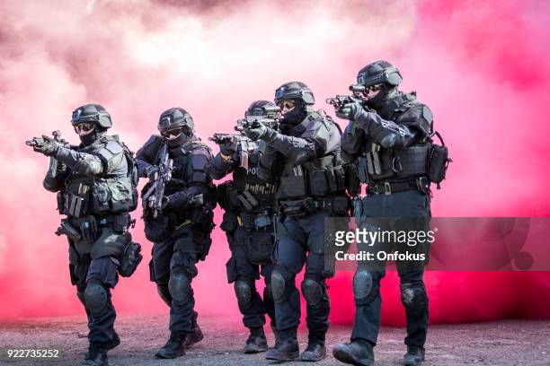 swat 警察官の銃器で撮影 - スワットチーム ストックフォトと画像