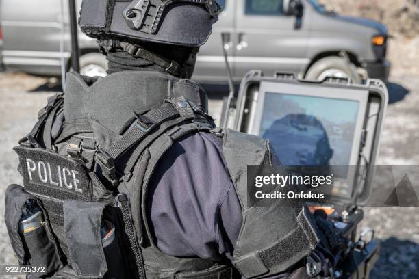 policía swat oficial utilizando una unidad de robots de brazo mecánico bomba eliminación - police camera fotografías e imágenes de stock