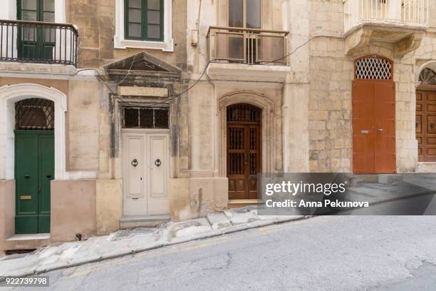 front doors in a row, seen in valletta, malta - íngreme - fotografias e filmes do acervo