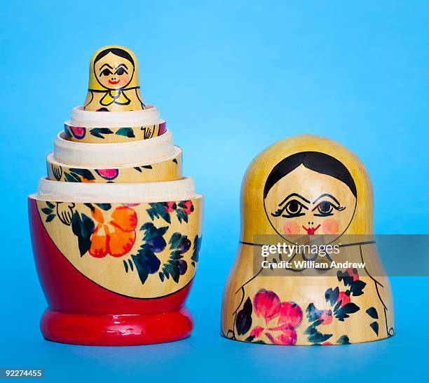 russian nesting dolls - matroschka stock-fotos und bilder