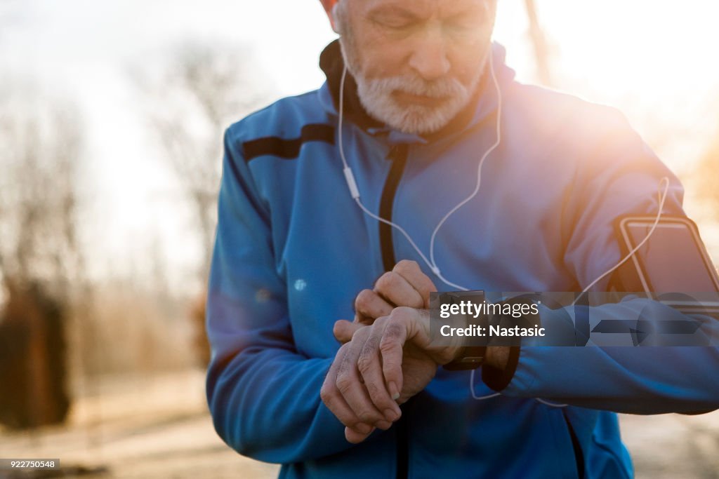 Homme senior à l’aide de Smart Watch mesure fréquence cardiaque