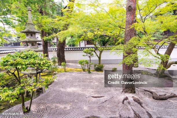stein-zen-garten zwischen mauern chion-ji tempels in kyoto, japan - rechen stock-fotos und bilder