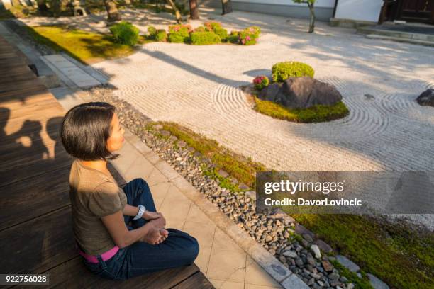 frau und zen-garten von chion-ji-tempel in kyoto, japan - kumikomini stock-fotos und bilder