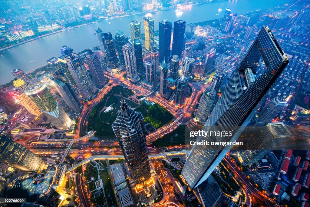 Skyline von Shanghai bei Nacht